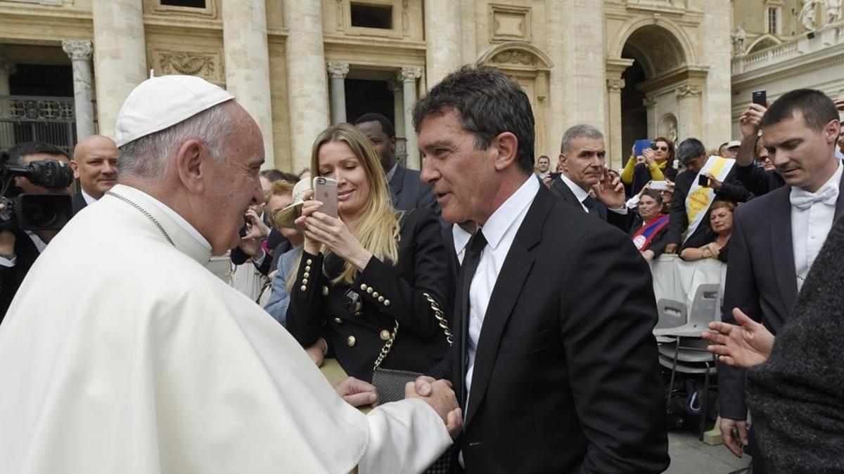 Antonio Banderas y su novia saludan el Papa Francisco