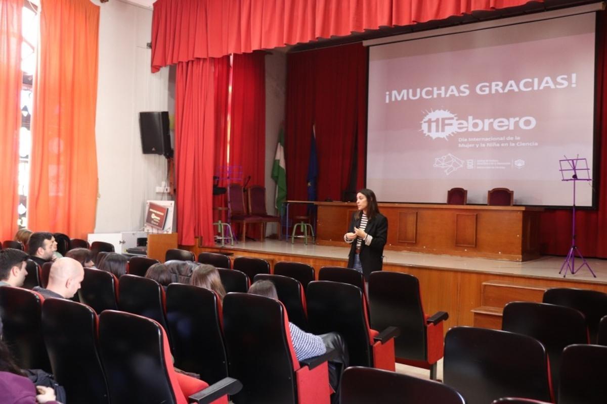 La investigadora Angélica Lozano durante 'Charlas 11F' 2025.