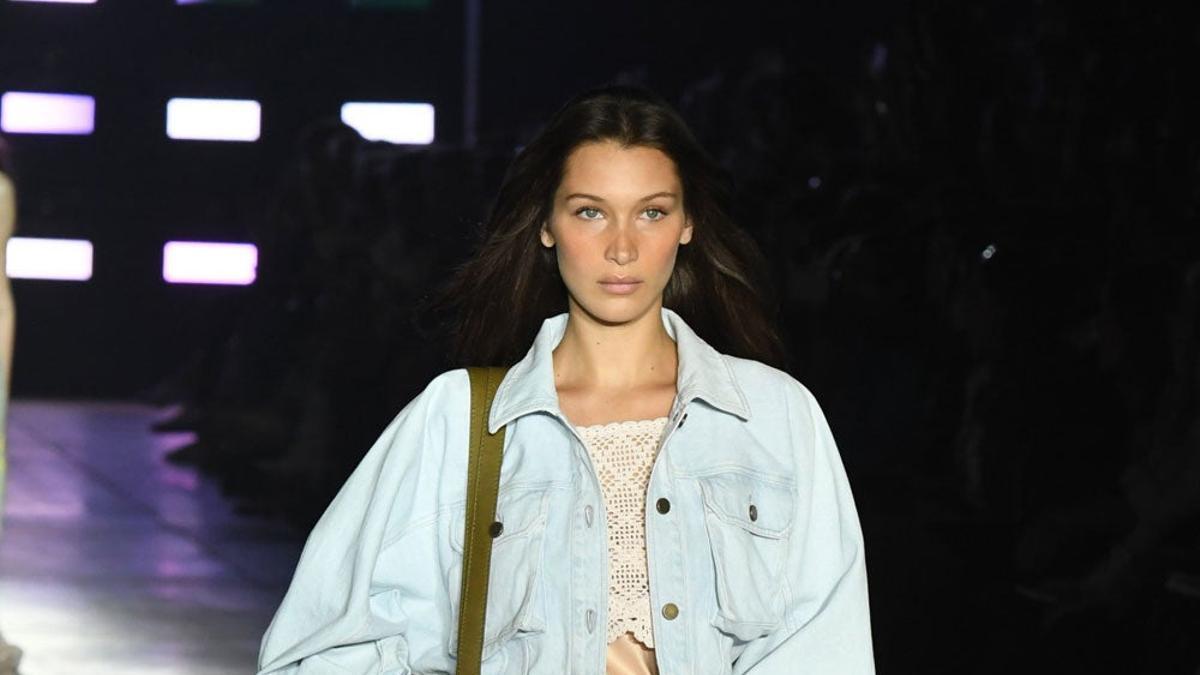 Bella Hadid en el desfile de Alberta Ferretti en la Semana de la Moda de Milán.