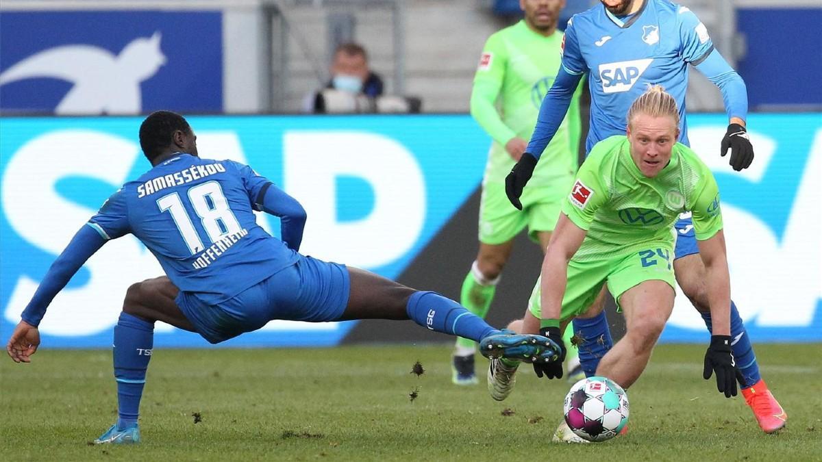 Samassekou y Schlager pugnan por un balón durante el Hoffenheim - Wolfsburgo
