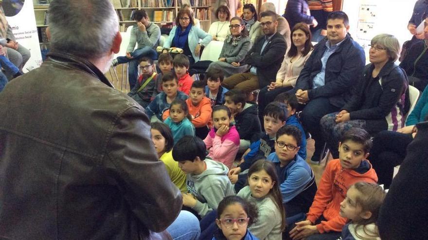 Un grupo de niños de San Tomé, durante el acto de entrega del premio