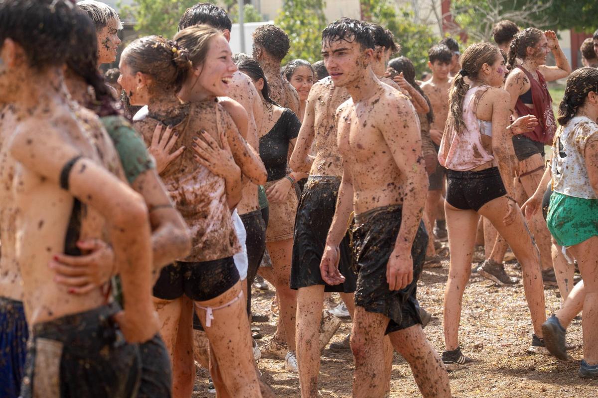Sa Vermada de Binissalem arranca con su multitudinaria ‘guerra de raïm’ y la ‘Festa dels Trepitjadors’
