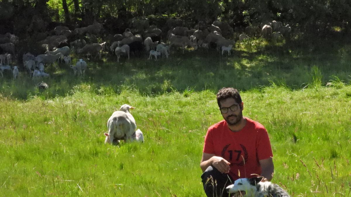 Xoán González, con Kenia, la border collie que pastorea a las ovejas. //FERNANDO CASANOVA