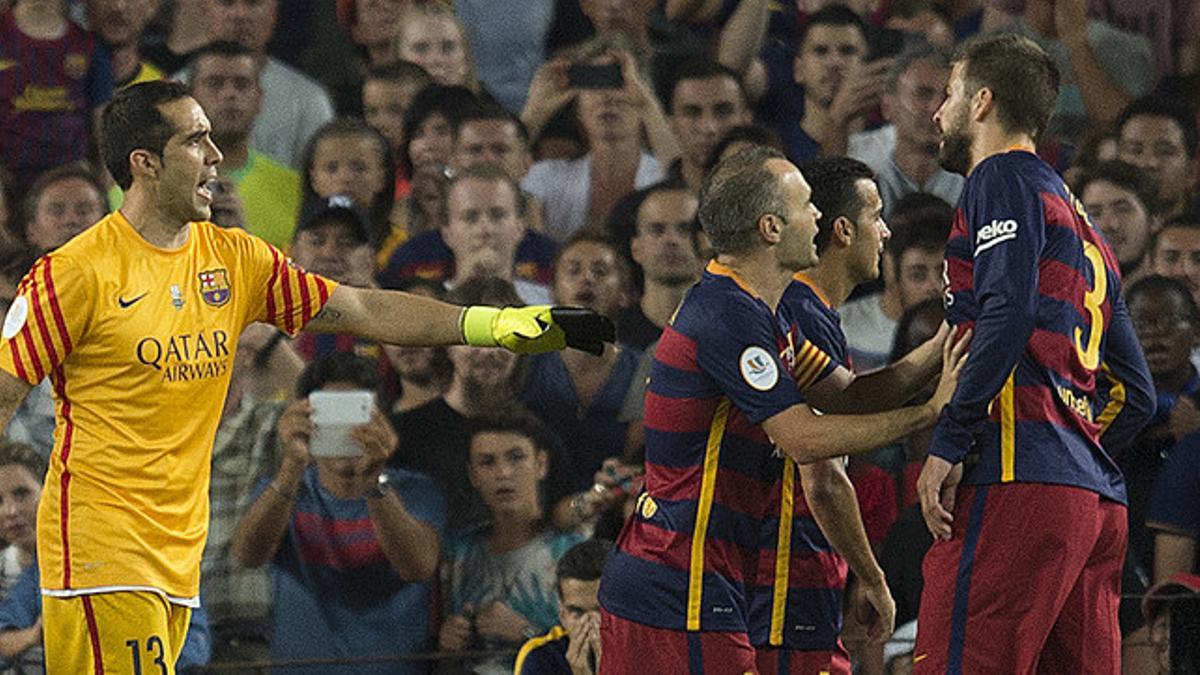 Iniesta, Pedro y Bravo tratan de clamar los ánimos del expulsado Piqué durante el partido de vuelta de la Supercopa de España en el Camp Nou