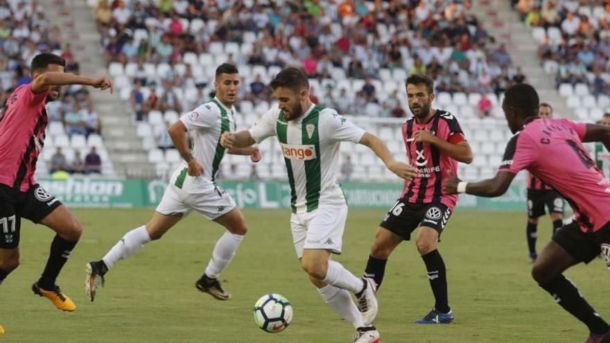 Javi Galán: &quot;Tenemos la presión de ganar pero con tranquilidad, el partido es largo&quot;