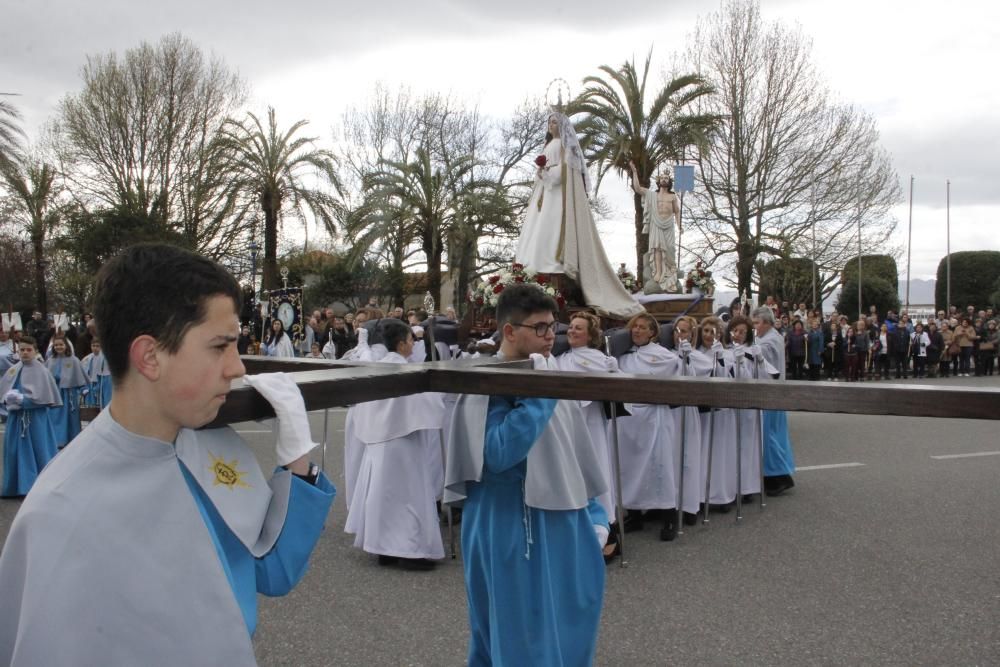 El momento más emotivo es el cambio del manto negro de la Virgen al blanco