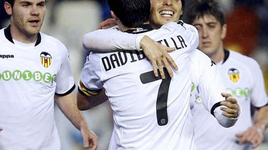 Los jugadores del Valencia David Silva y David Villa celebran el gol marcado por el primero de ellos. Efe