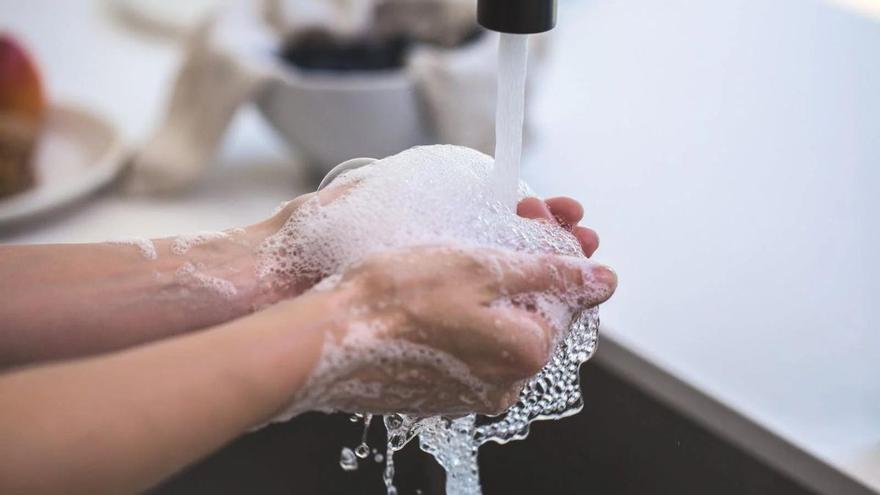 El motivo por el que nunca deberías lavarte las manos con el jabón de lavar los platos