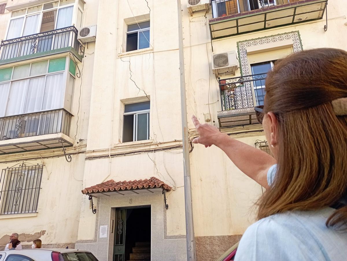 Las grietas recorren la fachada de los bloques