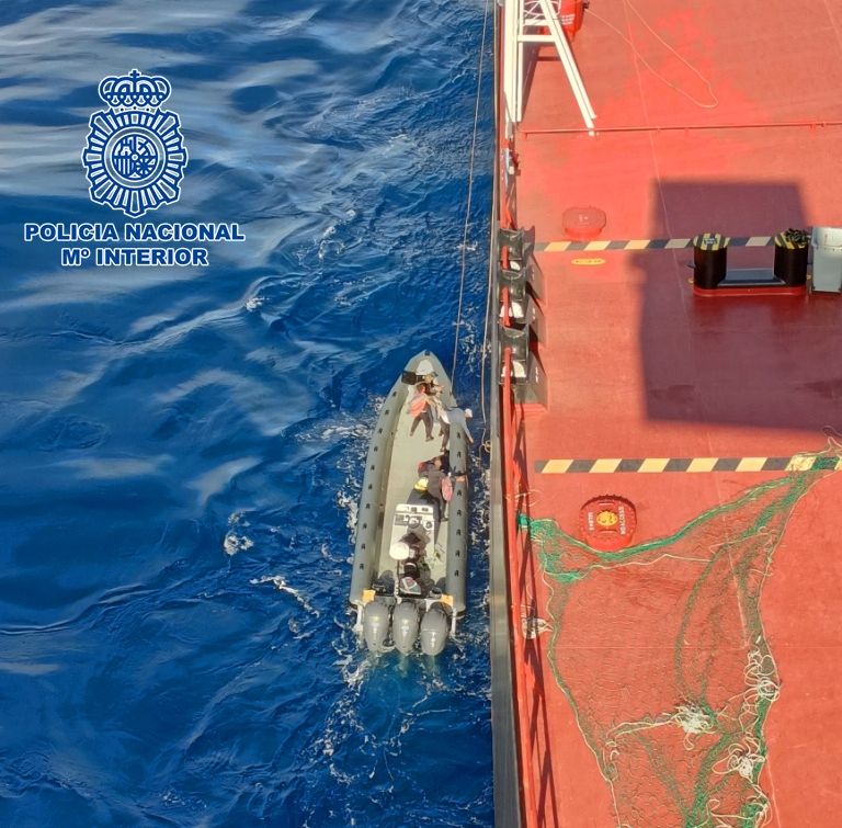 Momento del rescate de los cuatro hombres en alta mar por Salvamento Marítimo tras averiarse su lancha.