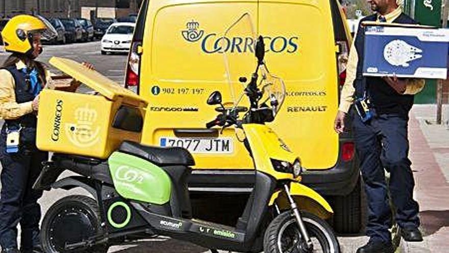 Carters de Correus fent una entrega de paquets, en una imatge d&#039;arxiu