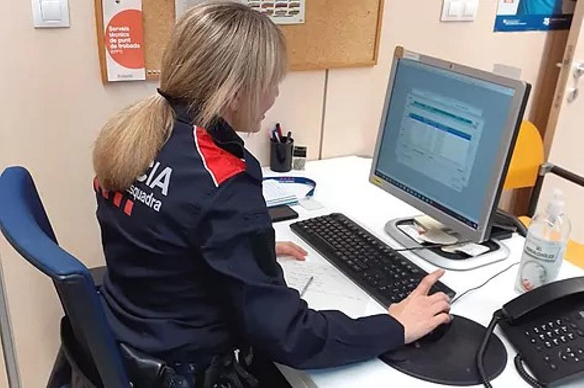 Una agente de los Mossos d'Esquadra analizando la información en una comisaría