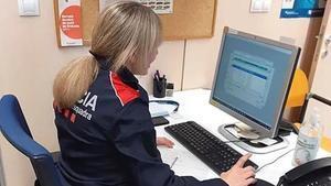 Una agente de los Mossos dEsquadra analizando la información en una comisaría