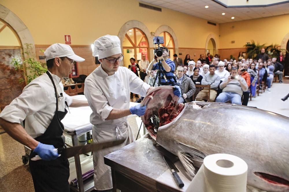 Nacho Manzanos participa en el acto "Hoy cocinamos con...". Los alumnos aprenderán a ronquear un atún rojo.