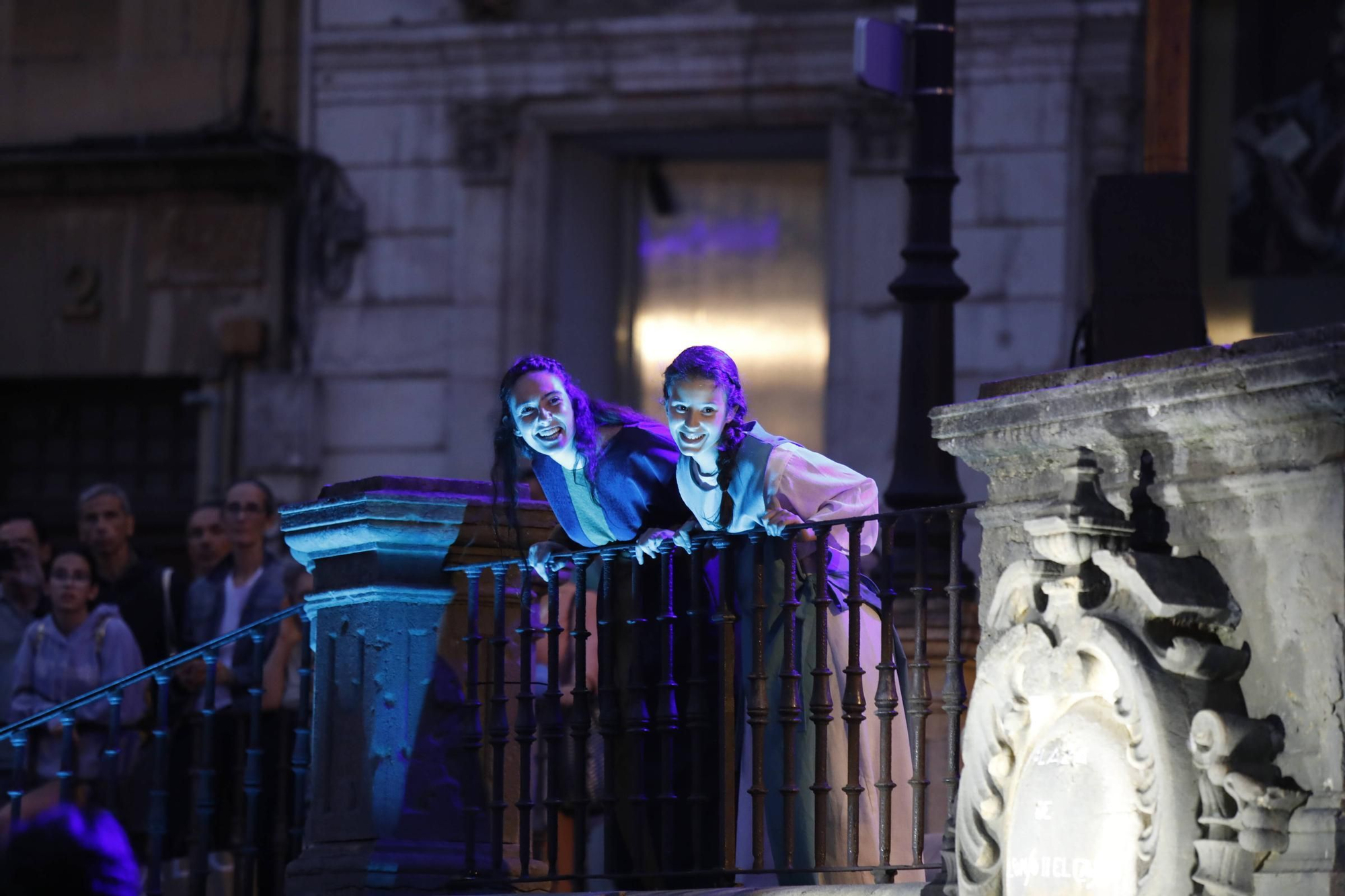 IMÁGENES: Recreacion de "El primer peregrino" en la plaza de la Catedral de Oviedo