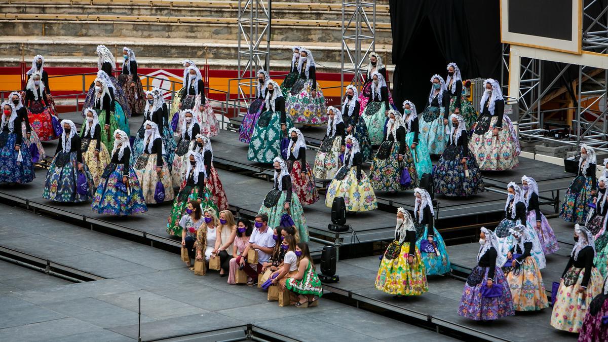 El artista Federico Molinero instala el decorado para el festival de elección de la Bellea del Foc