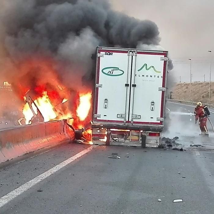 Los bomberos sofocan las llamas del camión que ha ardido en la A-7, a la altura de Picassent.