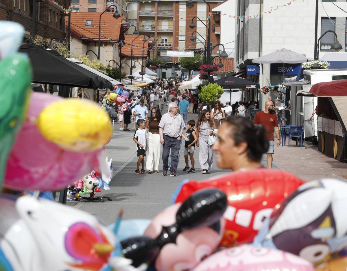 1. Visitantes paseando por la zona de mercadillo.  2. Ambiente festivo en el centro de la capital castrillonense. 3. Ambiente en uno de los caballitos. 4. El concierto del pasado jueves  del coro Castillo de Gauzón con Chus Serrano.