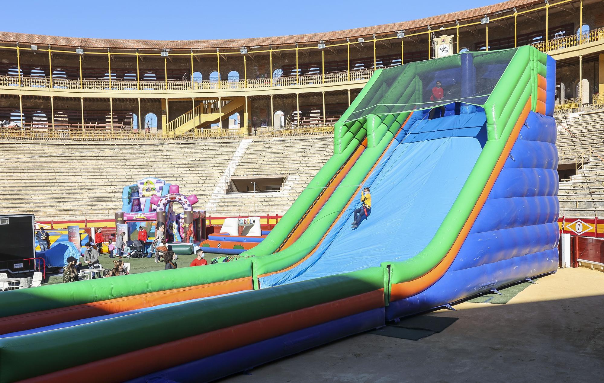 Alicante inaugura la Feria de Navidad de Rabasa y la pista de hielo en la plaza de toros