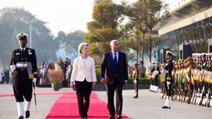 La presidenta de la Comisión, Ursula von der Leyen, y el presidente del Consejo, António Costa, el pasado domingo durante su visita a la India.