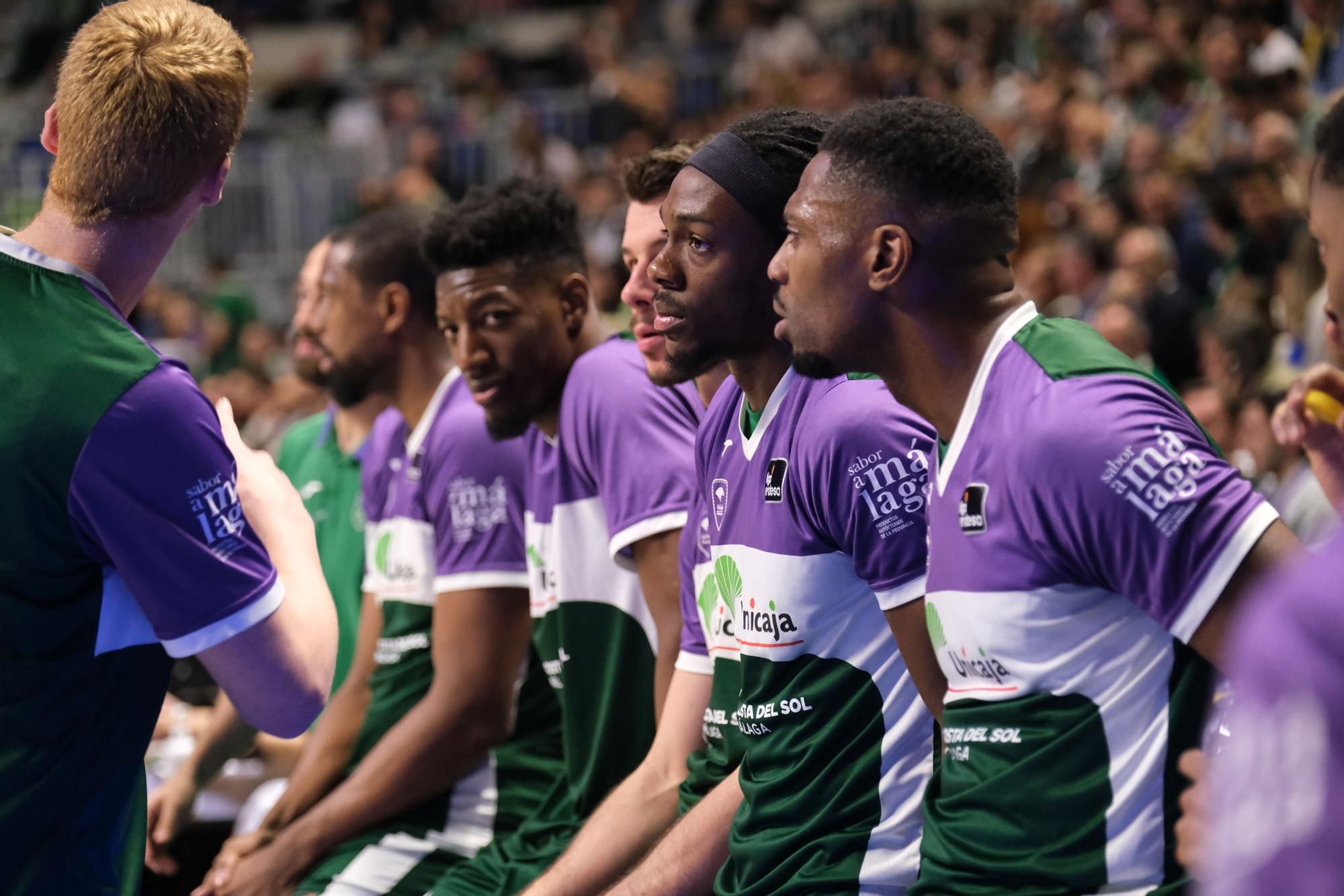 La afición celebra el título de Copa en la previa del Unicaja - Girona