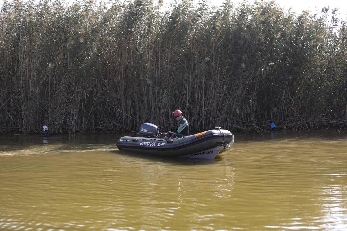 Un dispositivo de la Guardia Civil con lanchas, buzos y drones en l'Albufera para encontrar desaparecidos tras la Dana