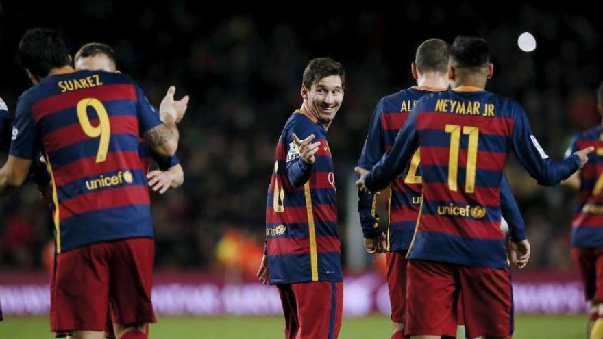 Messi bromea con Luis Suárez tras la ejecución del penalti. // Albert Gea