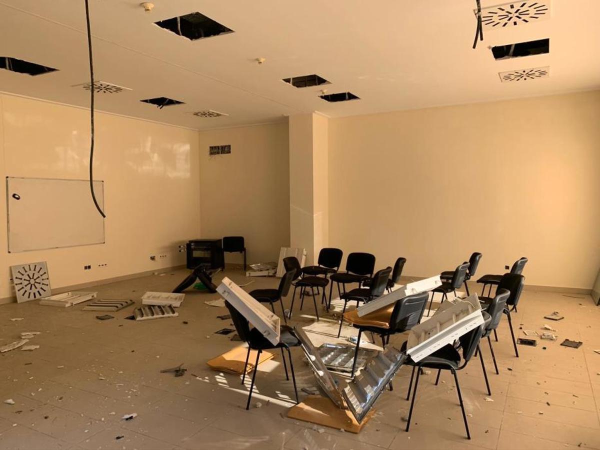 Asaltantes han saqueado la instalación eléctrica del edificio, que también acumula desperfectos por los años de abandono