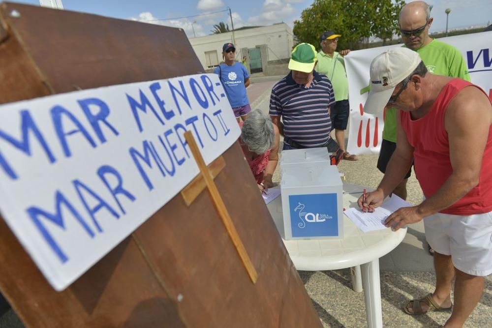 Protesta ante un Mar Menor que amanece cubierto de espuma