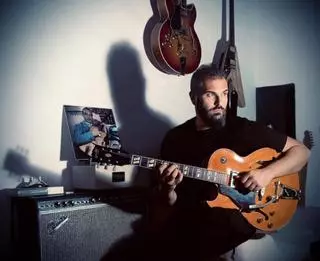 La guitarra  le muestra por fin  el camino a El Zurdo
