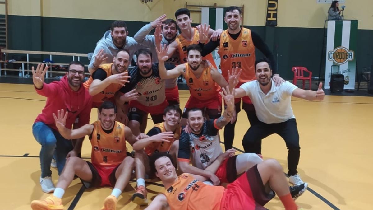 Los jugadores del Genil celebran la victoria en el derbi contra el Coto Córdoba.