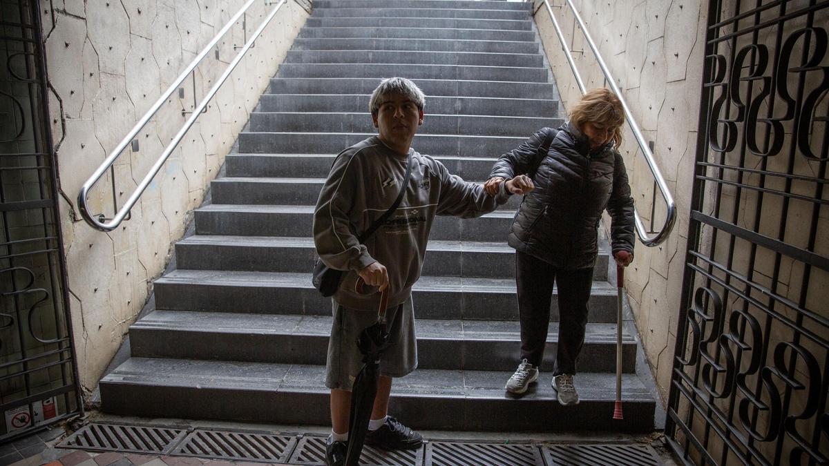 Antonio y Ester bajando al metro en la parada de Plaça de Sants, una de las pocas en Barcelona que carece de ascensores.