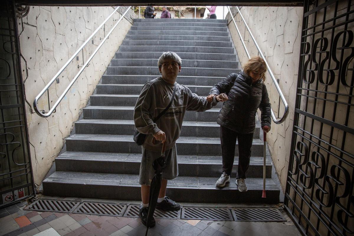 Antonio y Ester bajando al metro en la parada de Plaça de Sants, una de las pocas en Barcelona que carece de ascensores.