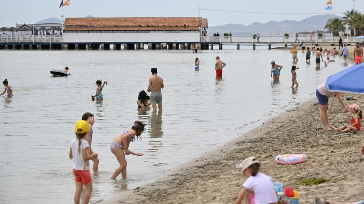 Varios niños se bañan en la playa de Manzanares, en Los Alcázares.