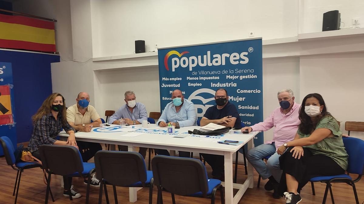 Integrantes del PP de Villanueva, durante una reunión