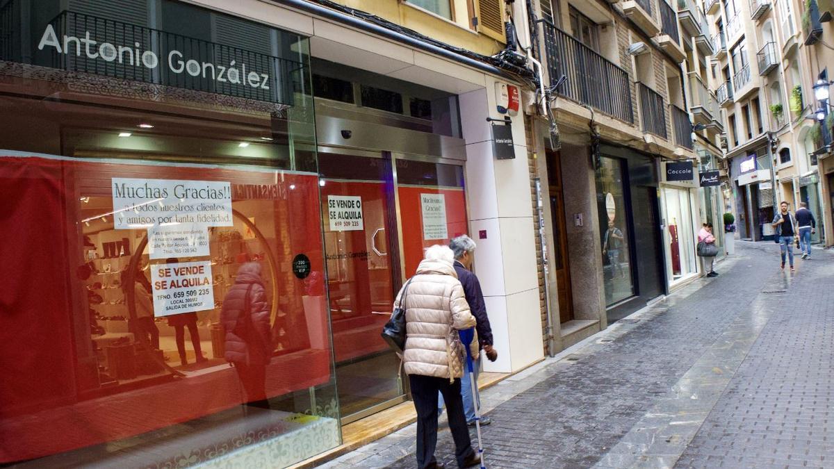Un comercio cerrado en la calle Sociedad de Murcia.