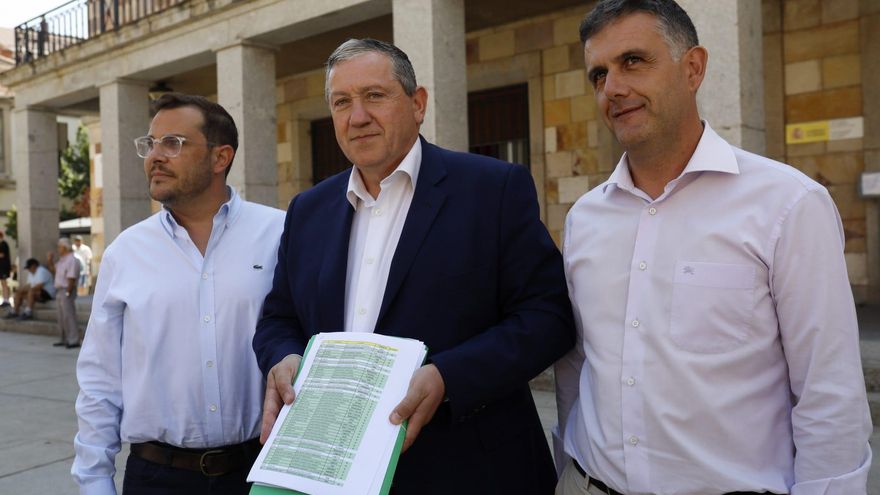 Faúndez registra en la Subdelegación las firmas contra la reducción de atención al público en los cuarteles de la Guardia Civil
