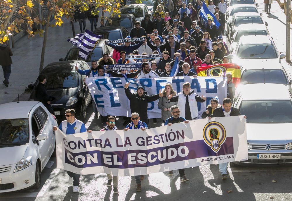 Alrededor de 400 aficionados del Hércules se manifiestan en contra de la gestión de Ortiz y Ramírez.