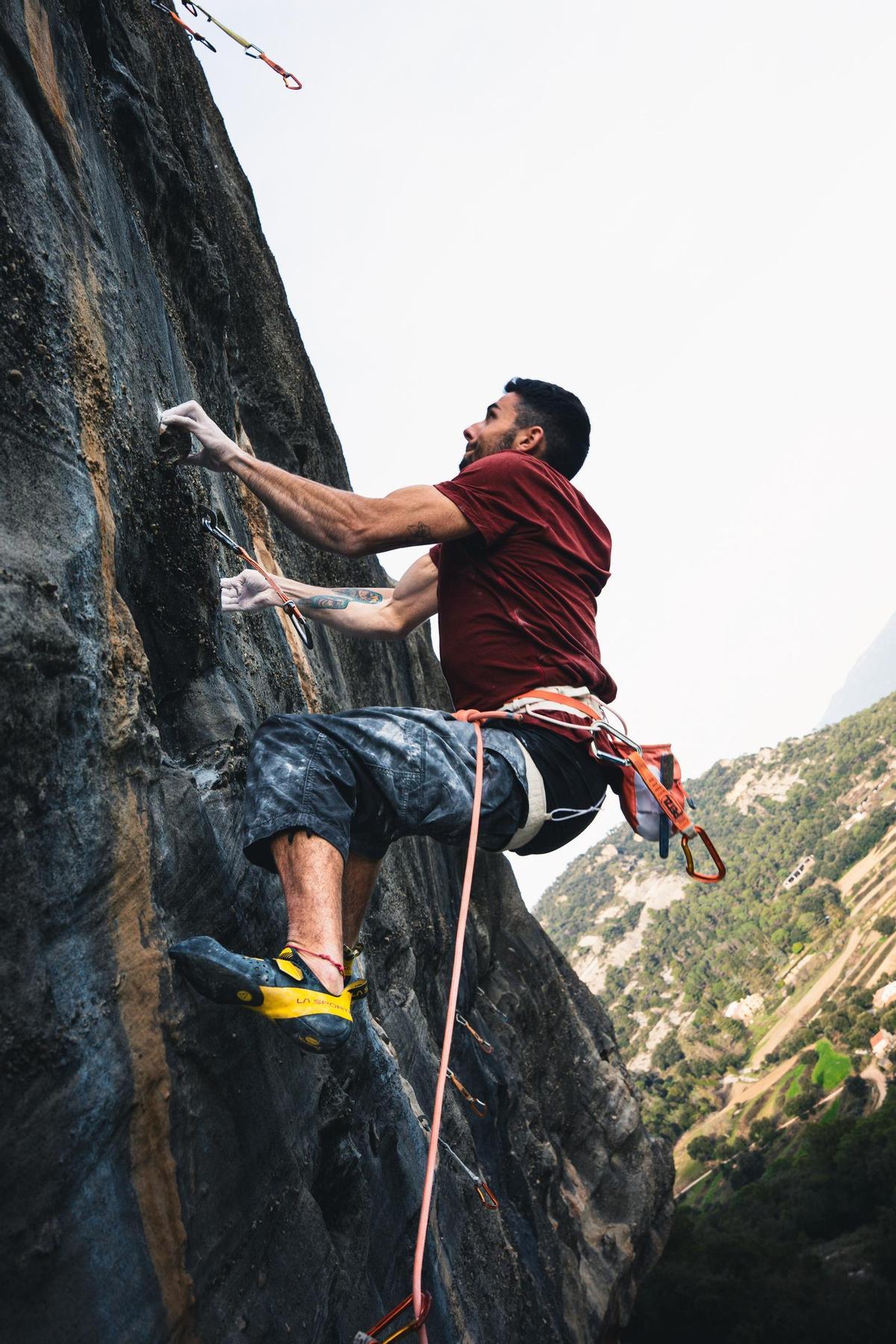 Alberto Ginés, en plena escalada