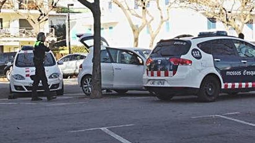 Mossos i Policia Local van arrestar els dos homes a Roses.