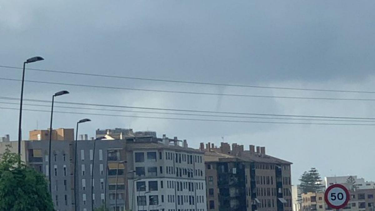 El cielo encapotado marcó la jornada de ayer en la playa de Sagunt.  | DANIEL TORTAJADA