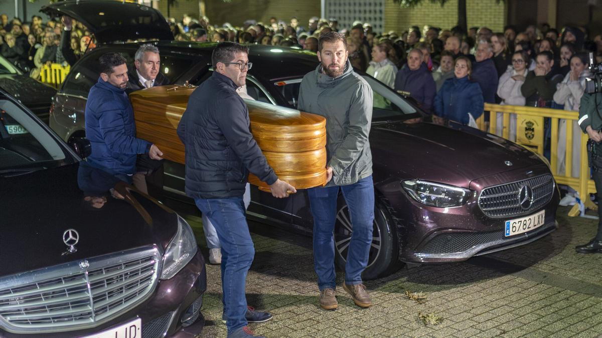 Vídeo | Aljaraque recibe los féretros de la familia fallecida en la tragedia ferroviaria de Adamuz