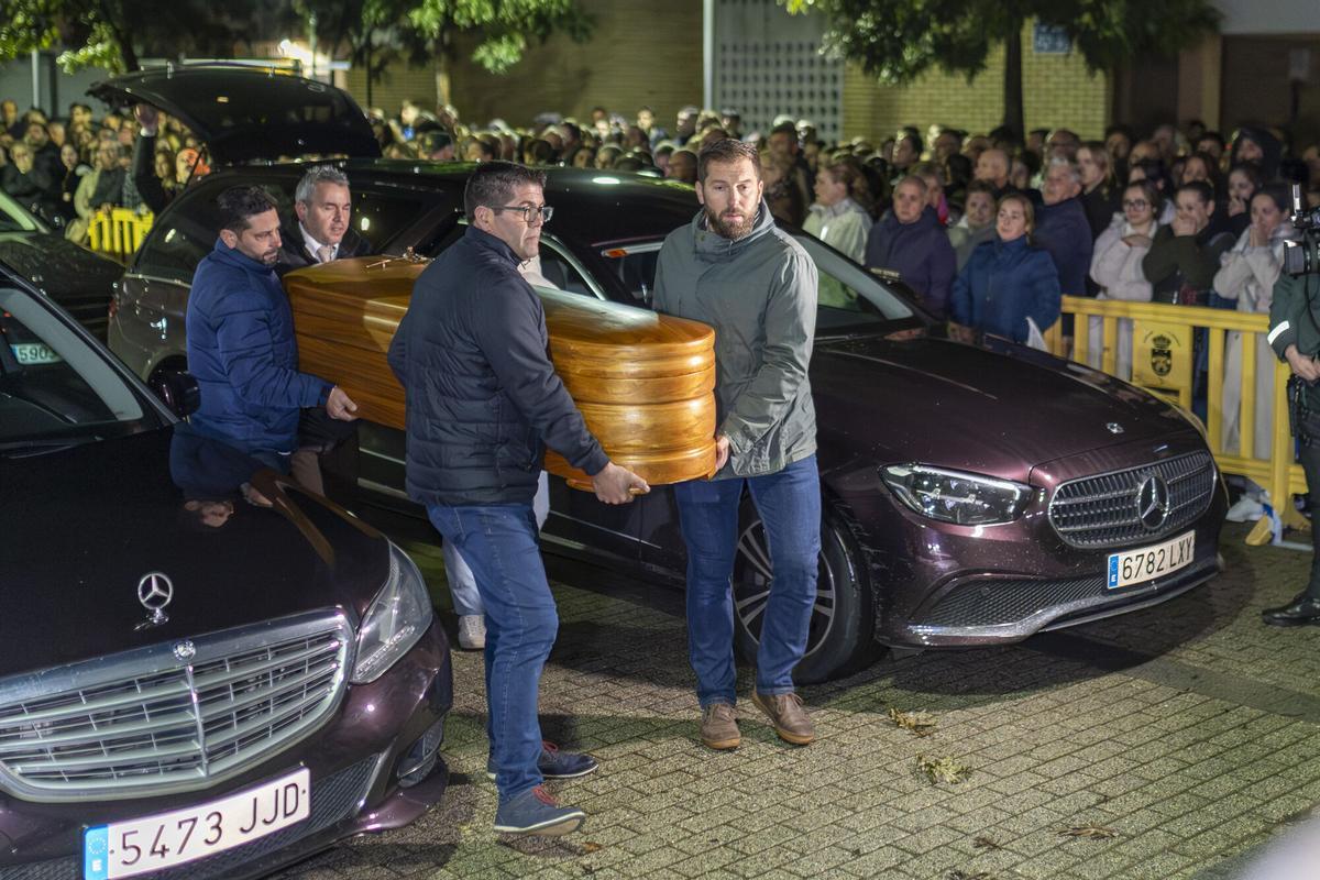 Llegada de los féretros con los restos mortales de la familia Zamorano-Álvarez, fallecidos el pasado domingo en el accidente ferroviario en Adamuz (Córdoba), hoy miércoles al pabellón polideportivo de Aljaraque (Huelva). EFE/ Alberto Díaz