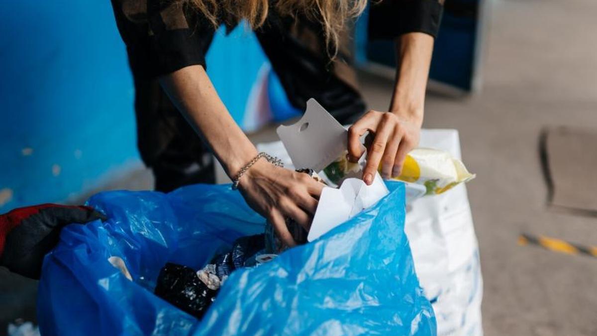 Qui ha de pagar la taxa d'escombraries?