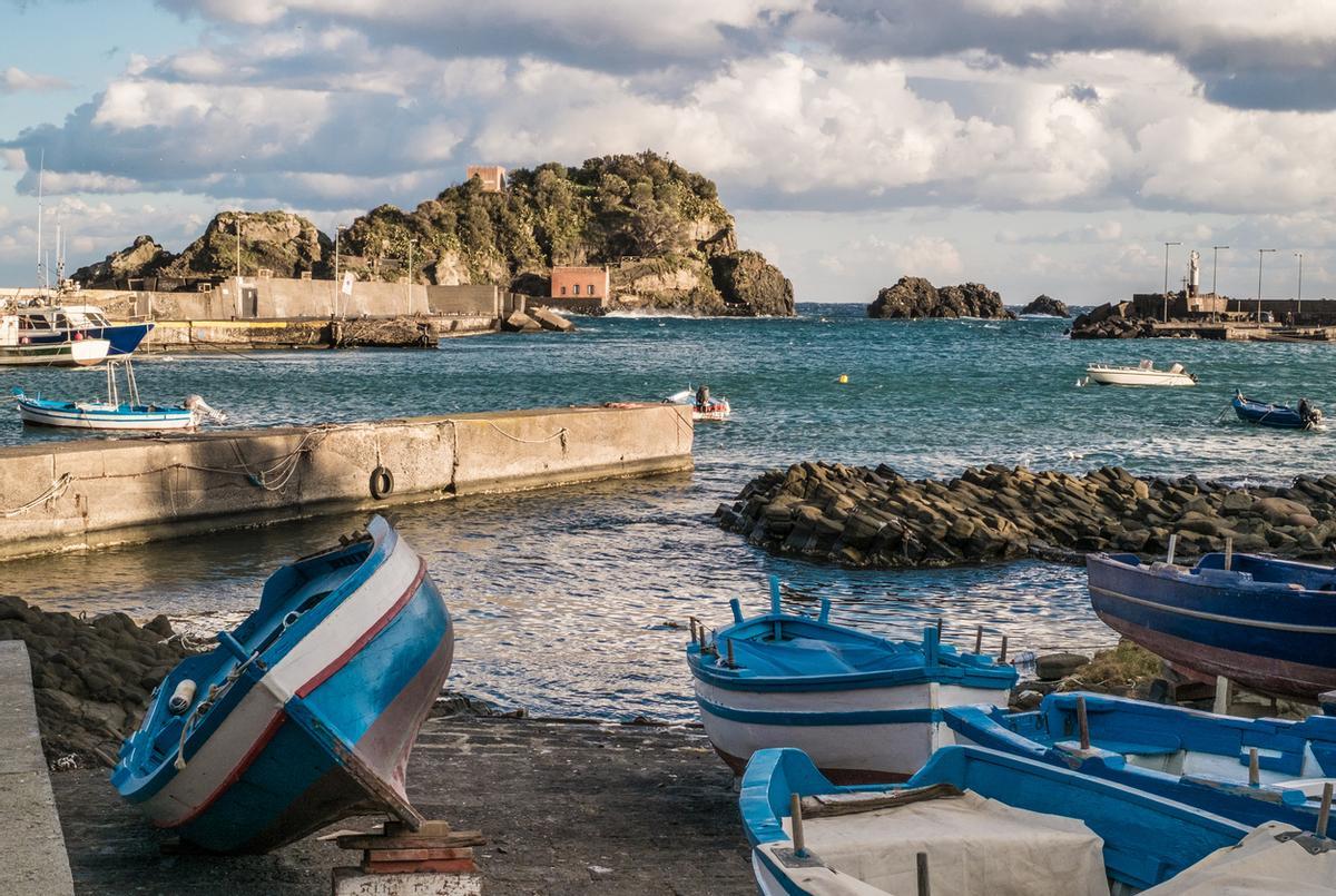 Barcos de pescadores en seco, Isla Lachea