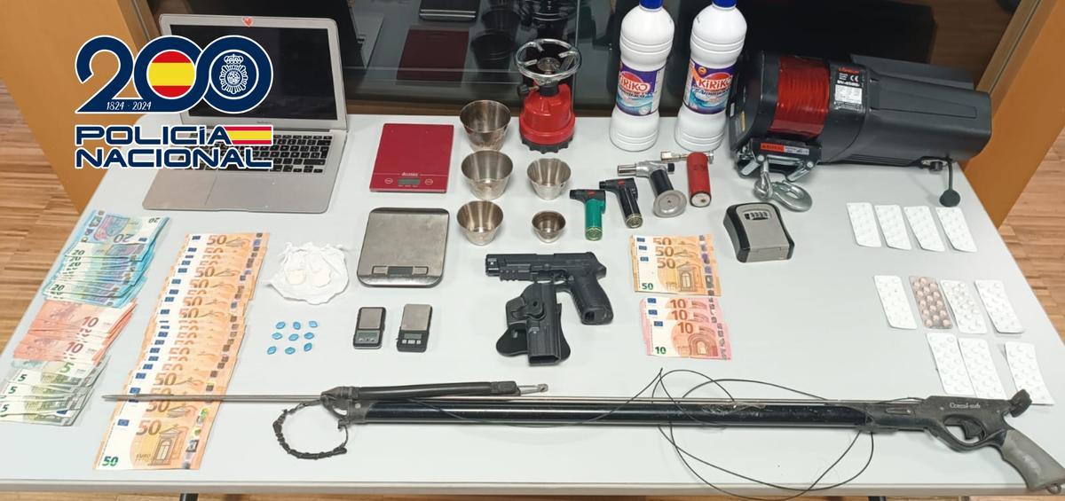 Efectos y dinero intervenidos en los registros en la operación contra dos narcopisos en Vigo.