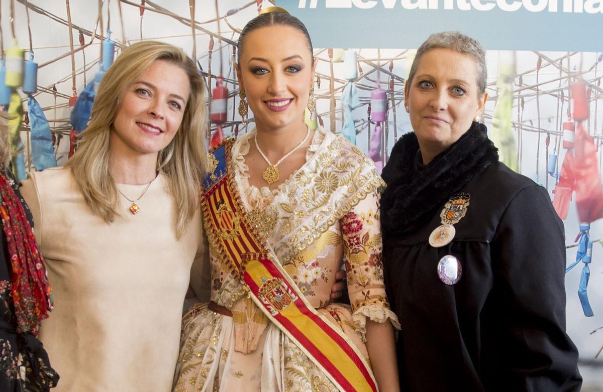 Begoña de la Concepción, a la derecha, en un acto de LevanteTV, con otras falleras mayores: Patricia Sanz y Rocío Gil