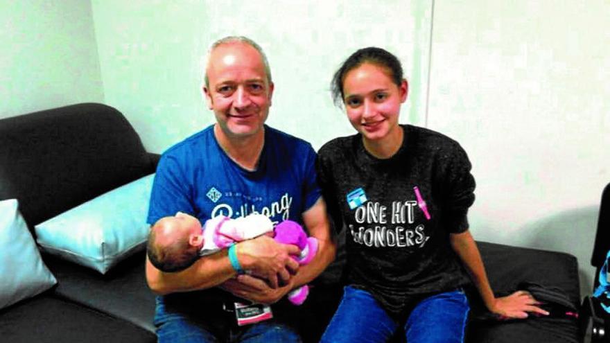 Patricia y Alberto Aguilar, junto a la pequeña Naomi