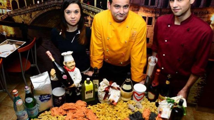 José Manuel Rial con sus empleados y una selección de productos italianos.  // Gonzalo Núñez