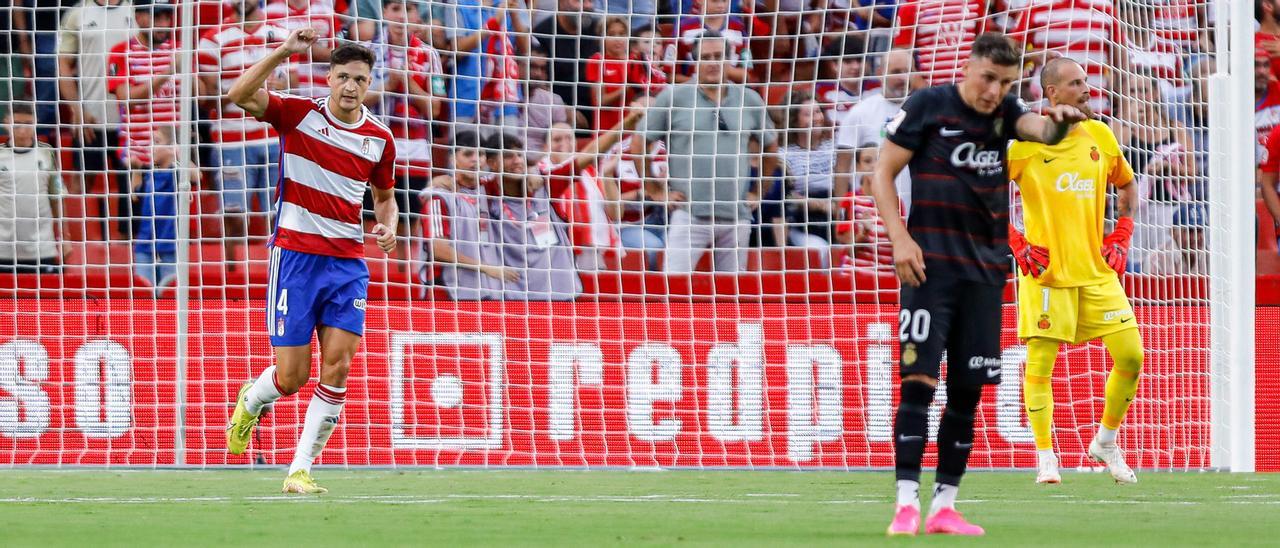 Miguel Rubio  celebra el primer gol del Granada